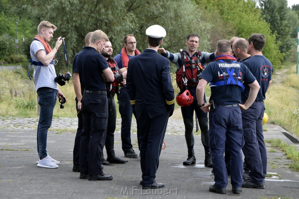 Uebung BF Taucher und Presse Koeln Zoobruecke Rhein P404.JPG - Miklos Laubert